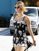 高清组图：麦莉-塞勒斯街拍 骷髅连体衣搭黑靴