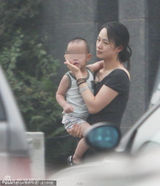 组图：性感辣妈周韵携两子游泳保持好身材