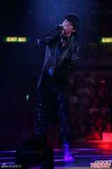 组图：A—Lin香港个唱劲歌热舞 抹胸裙秀身材