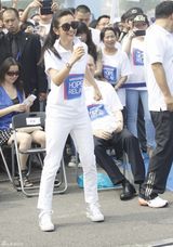 组图：李冰冰助阵奥运希望接力跑