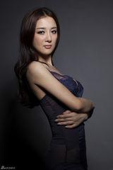 组图：李依晓性感内衣写真 秀出事业线