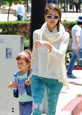 组图：杰西卡-阿尔芭全家野餐 女儿勾脖倒地表情囧