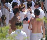 组图：F1总裁千金大婚奢靡派对 吻同性入水走光