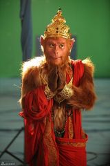 幻灯图：吴樾斗战胜佛造型华丽 红绿混搭玩撞色时尚