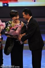 组图：王刚女儿女婿首亮相 台上庆生洋女婿表演武术