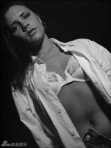 幻灯图集：维多利亚18岁清纯写真 胸部只有A罩杯