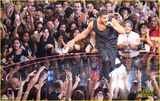 组图：德雷克献唱MTV颁奖礼 全场挥手热烈回应