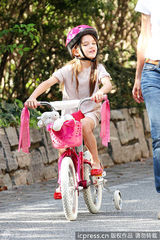 组图：凯蒂教爱女骑车心情佳 苏瑞粉嫩超萌