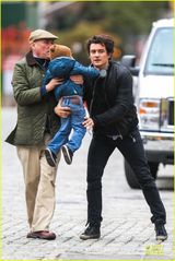 组图：米兰达开心赴日 前夫带萌子显父爱