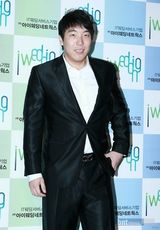 组图：韩棒球选手李容奎与女星刘荷娜喜结连理 