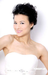 幻灯图：黎燕珊代言大秀长腿 星级辣妈分享美丽心经