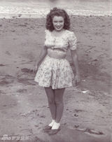 组图：梦露绝版童年照曝光豪放似假小子