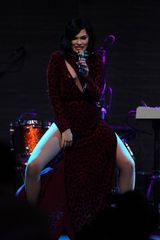 组图：杰西-J双开衩红裙PK凯莉-米洛