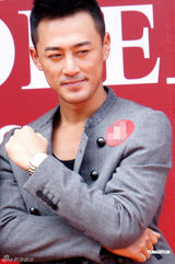 组图：林峰冒酷暑出席活动 不顾形象狂擦汗