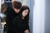组图：《继承者们》李敏镐深情环抱朴信惠