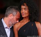 组图：第6届罗马电影节《昂山素季》首映礼 杨紫琼挽未婚夫恩爱亮相