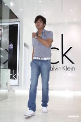 组图：贺军翔现身上海捞金 打造摩登时尚新造型