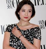 组图：小宋佳黑白礼服走秀 黄钻项链显奢华