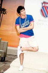 幻灯图：阳光型男凤小岳走秀大展运动风