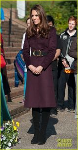 组图：凯特王妃独自出巡 优雅微笑接见民众