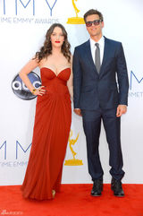 组图：艾美奖红毯 凯特-戴琳斯携男友抚发风骚