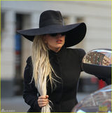 组图：Gaga晒浴缸全裸照 变身黑巫师游走街头