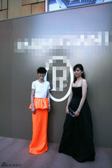 组图：陈燃橘色长裙抢眼 简约风格秀青春气质