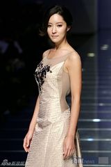 组图：玄英裴瑟琪等众星盛装出席 助阵时装秀