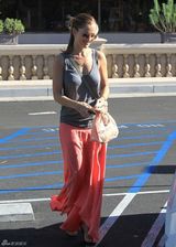 组图：敏卡-凯利超长粉裙洛杉矶甜美购物