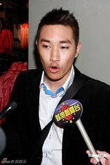 幻灯图：谢婷婷安志杰情侣档走秀 坐男友大腿摆造型