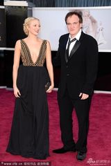 组图：导演昆汀-塔伦蒂诺携女伴亮相红毯