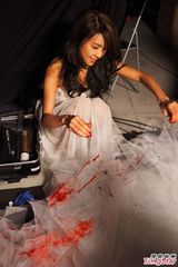 组图：薛凯琪新MV展露性感 风格犹如恐怖片