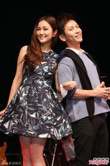 组图：谢安琪力挺好友大胆告白 张智成约上沙发