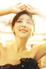 组图：贾青玩转华丽礼裙  难挡魅惑宫廷风