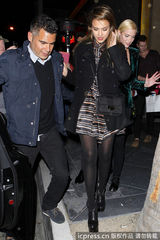 组图：阿尔芭庆生众人簇拥 老公一旁悉心照顾