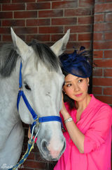 组图：何琳受邀出席马术世界杯与马起舞