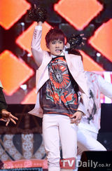 组图：韩团TEEN TOP携新碟回归 首唱会帅气