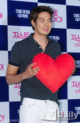 组图：郑京浩金素恩等捧爱心支持英国影片试映