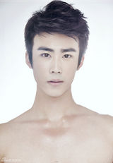 组图：冉旭夏日纯白写真阳光帅气