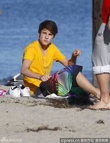 组图：比伯与女友享假日海滩 赛琳娜翘臀露股