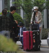 组图：林志颖娇妻单独现身上海 Kimi乖巧兼可爱