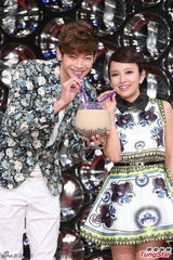 组图：辰亦儒主持节目 爱纱身高悬殊被逼垫木箱