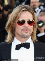 组图：皮特戛纳走秀长发黑超显帅气