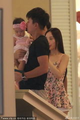 组图：李小璐素颜携女逛街 贾乃亮相伴左右