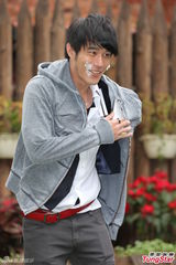 组图：杨谨华等为黄腾浩庆生 本命年收红腰带