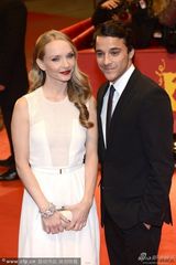 组图：《克鲁德一家》首映 凯奇携妻恩爱亮相