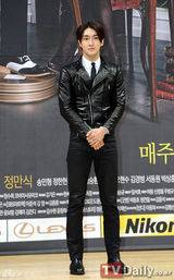 组图：《电视剧之王》发布 崔始源中分头表情搞怪