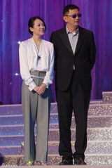 章子怡知性装领杰出成就奖 坦言逆境中始终坚守(图)