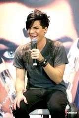 组图：《美偶》亚军兰伯特抵港 记者会穿唐装