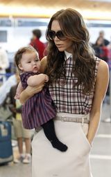 组图：维多利亚抱爱女现身机场 小七胖嘟嘟惹人爱